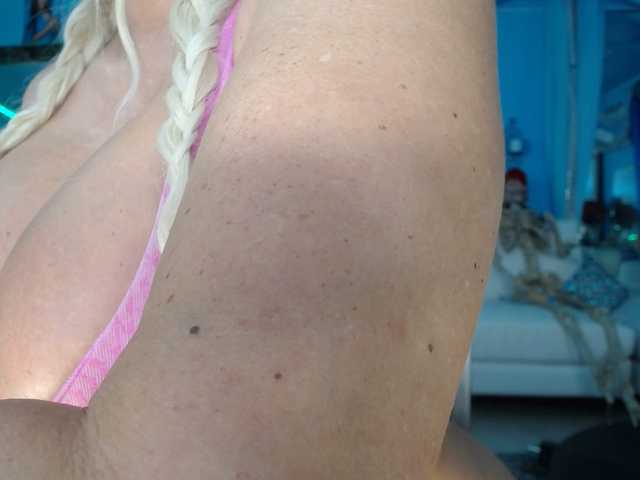 adrianna_fox's BongaCams show and profile