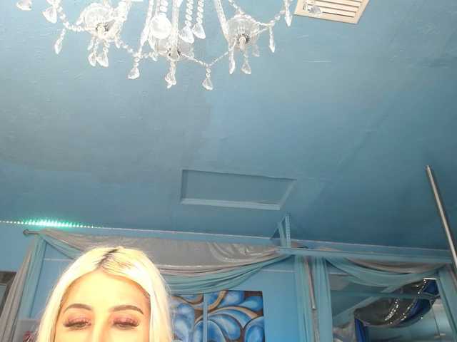 adrianna_fox's BongaCams show and profile