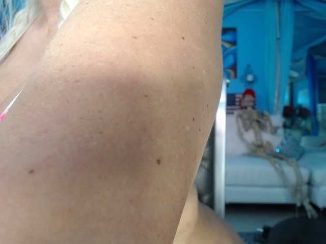 adrianna_fox's BongaCams show and profile