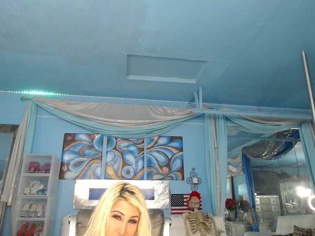 adrianna_fox's BongaCams show and profile