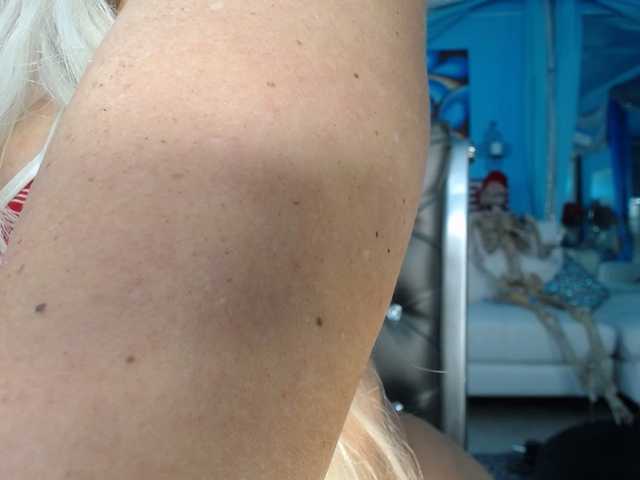 adrianna_fox's BongaCams show and profile