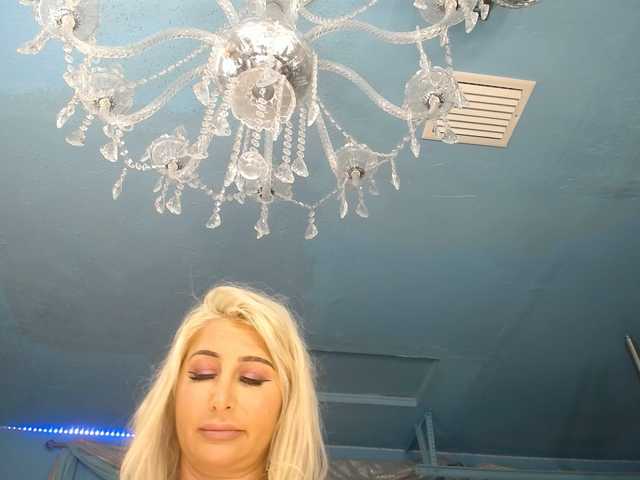 adrianna_fox's BongaCams show and profile