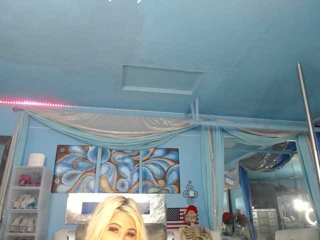 adrianna_fox's BongaCams show and profile