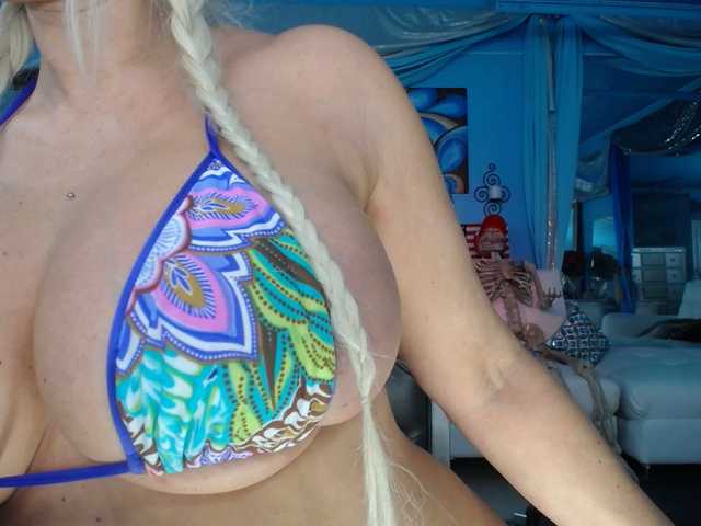 adrianna_fox's BongaCams show and profile