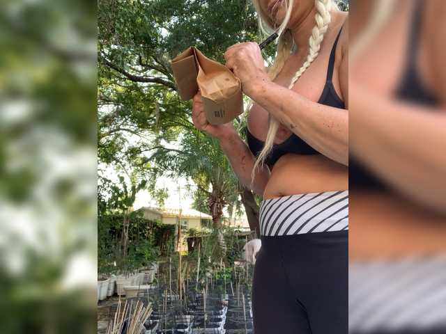 adrianna_fox's BongaCams show and profile