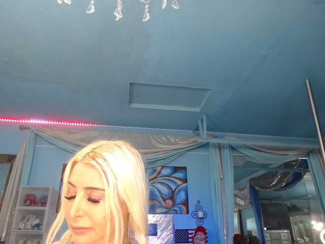 adrianna_fox's BongaCams show and profile