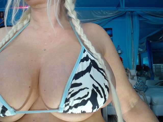 adrianna_fox's BongaCams show and profile
