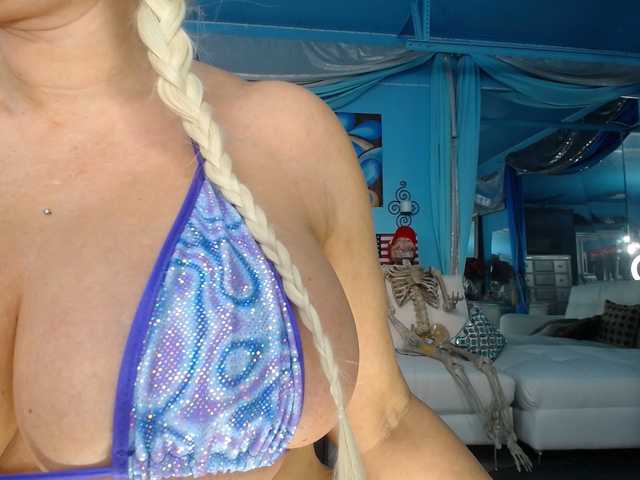 adrianna_fox's BongaCams show and profile