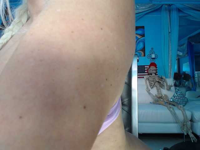 adrianna_fox's BongaCams show and profile