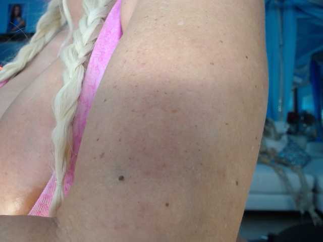 adrianna_fox's BongaCams show and profile