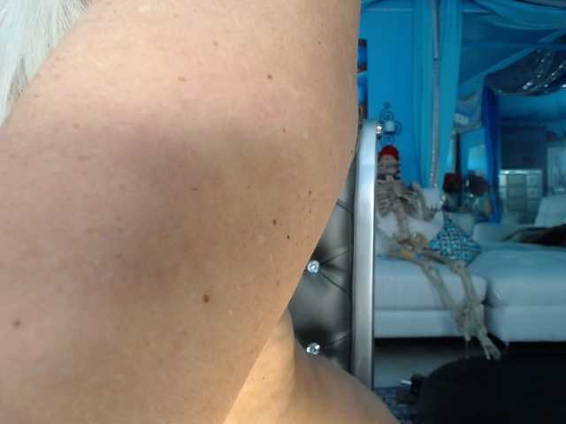 adrianna_fox's BongaCams show and profile