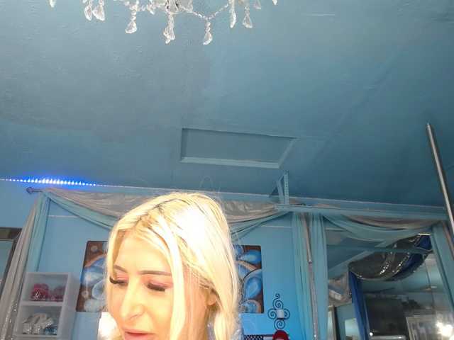 adrianna_fox's BongaCams show and profile