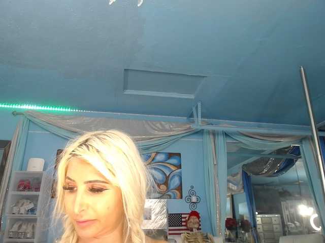 le modèle adrianna_fox est en webcam porno dans un show sur le site bongacams, il possède les tags suivants: White/Caucasian,Blonde,Shaved