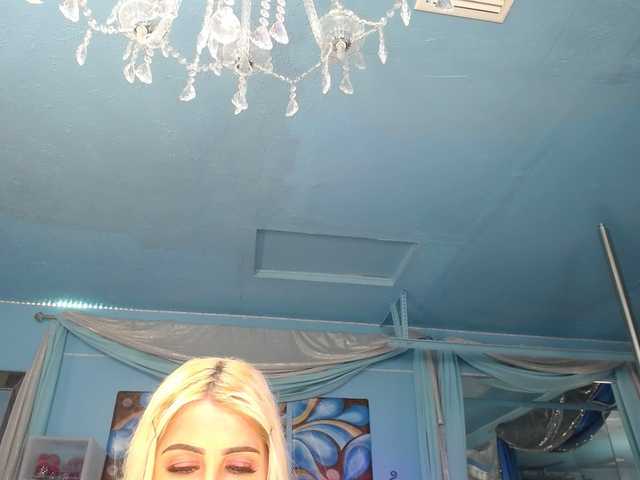 adrianna_fox's BongaCams show and profile