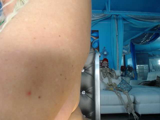 adrianna_fox's BongaCams show and profile