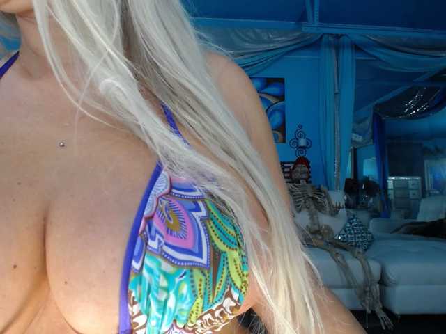 adrianna_fox's BongaCams show and profile