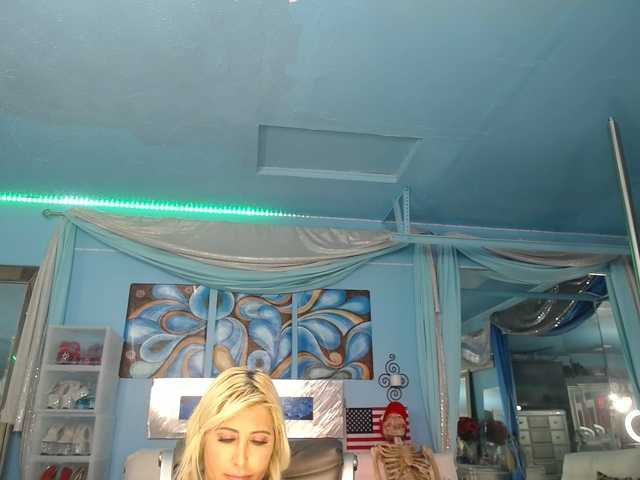 adrianna_fox's BongaCams show and profile