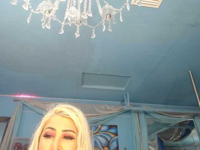 adrianna_fox's BongaCams show and profile