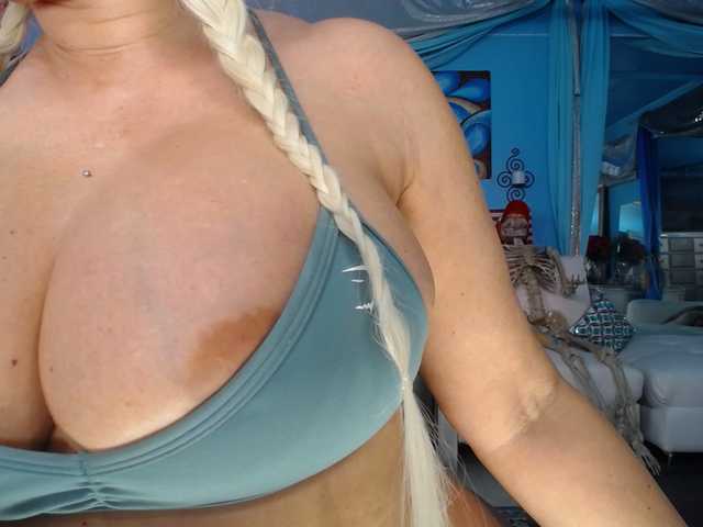 adrianna_fox's BongaCams show and profile