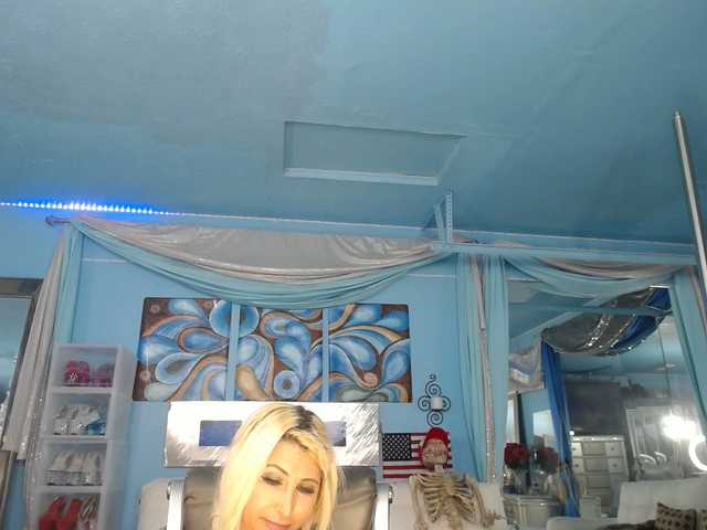 adrianna_fox's BongaCams show and profile