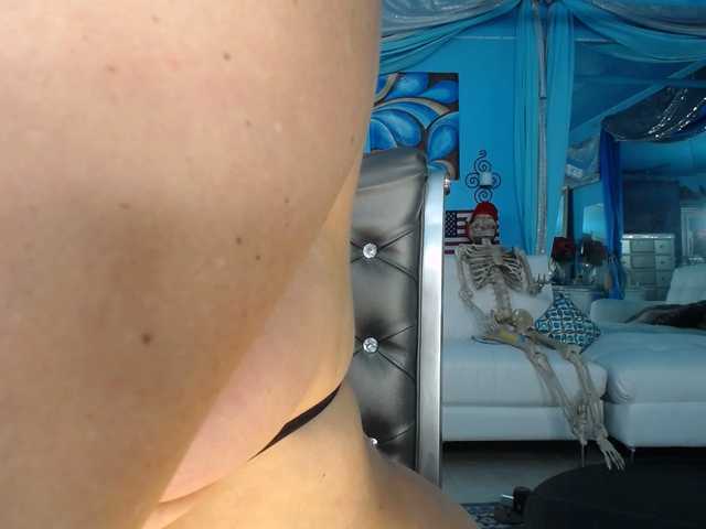 adrianna_fox's BongaCams show and profile