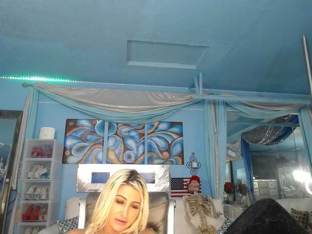 adrianna_fox's BongaCams show and profile