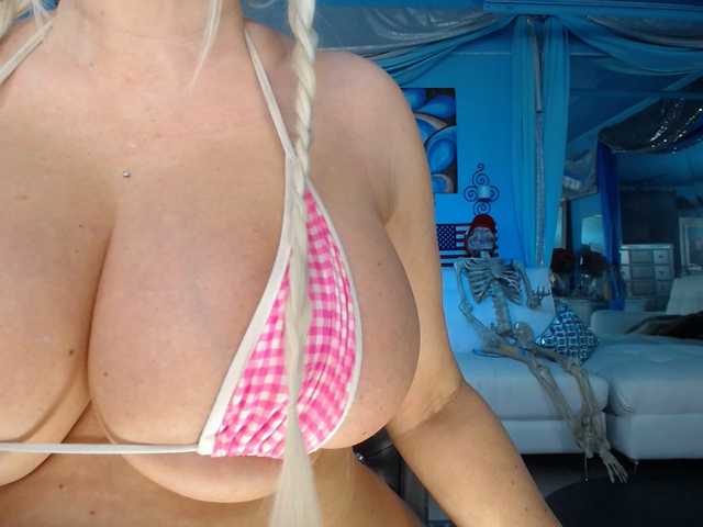 adrianna_fox's BongaCams show and profile