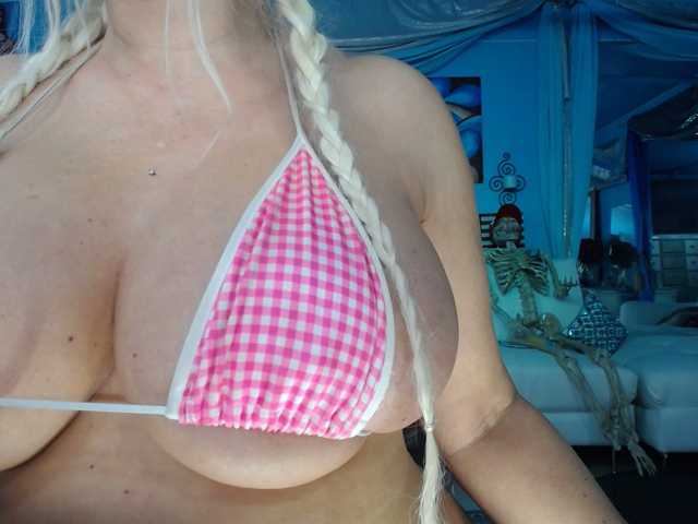 adrianna_fox's BongaCams show and profile