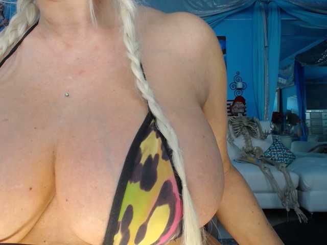 adrianna_fox's BongaCams show and profile