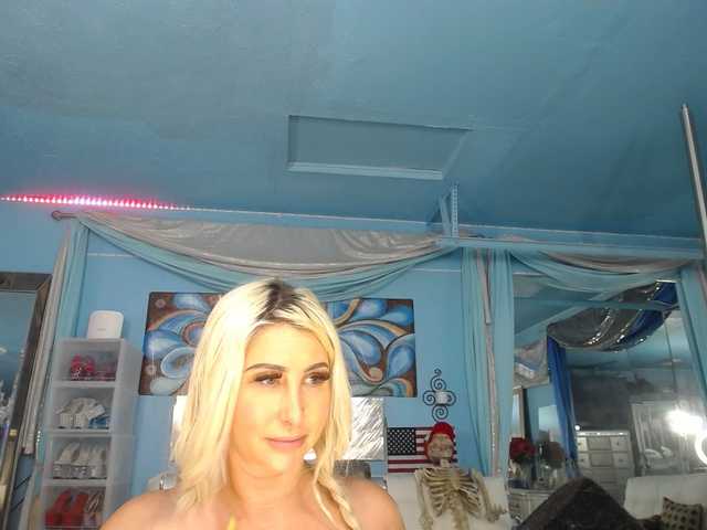 adrianna_fox's BongaCams show and profile