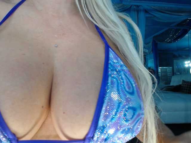 adrianna_fox cam belle