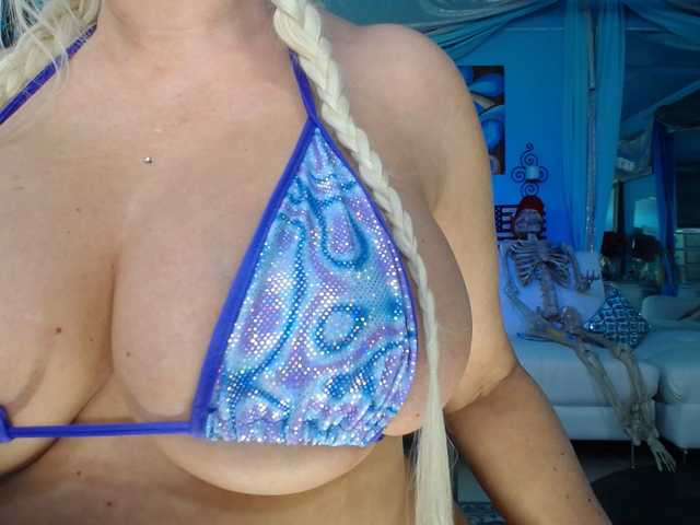 adrianna_fox's BongaCams show and profile