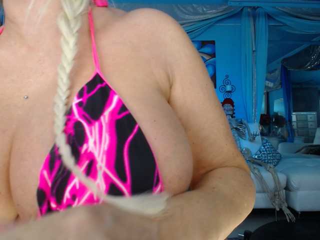 adrianna_fox's BongaCams show and profile