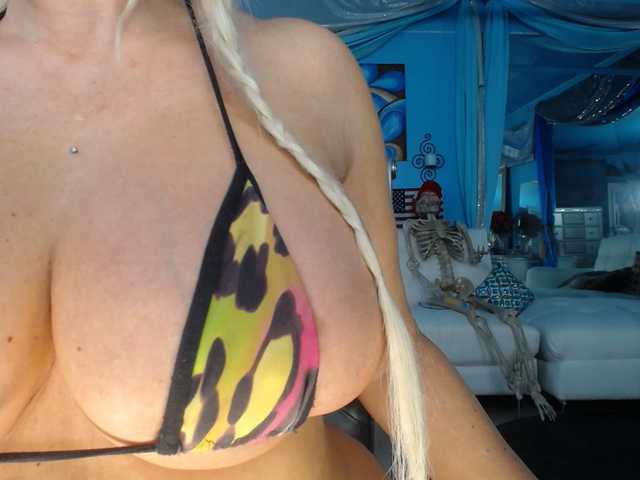 adrianna_fox's BongaCams show and profile