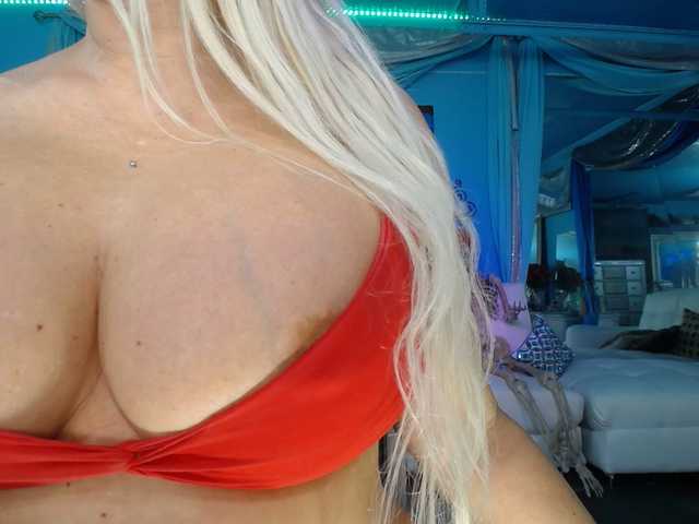 adrianna_fox's BongaCams show and profile