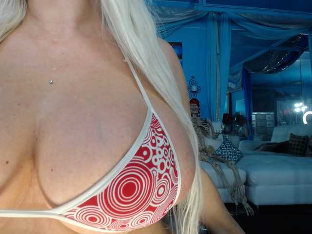 adrianna_fox's BongaCams show and profile