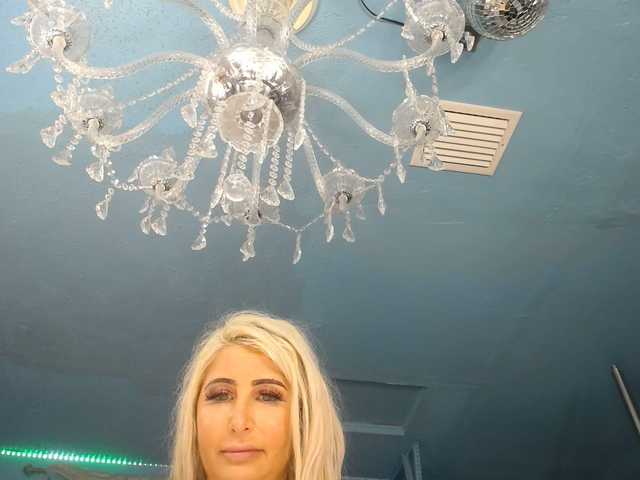 adrianna_fox's BongaCams show and profile