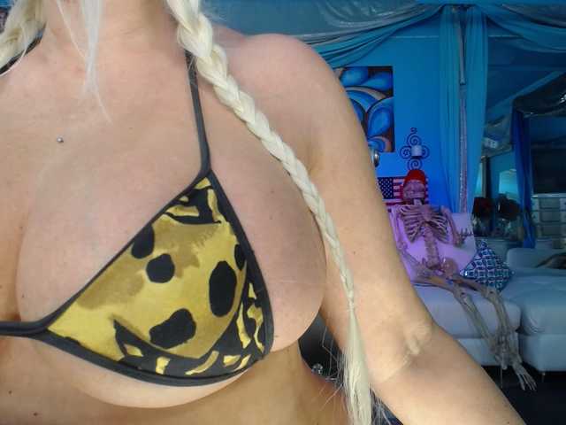 adrianna_fox's BongaCams show and profile