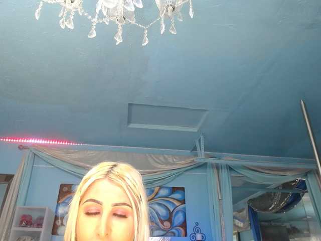 adrianna_fox's BongaCams show and profile