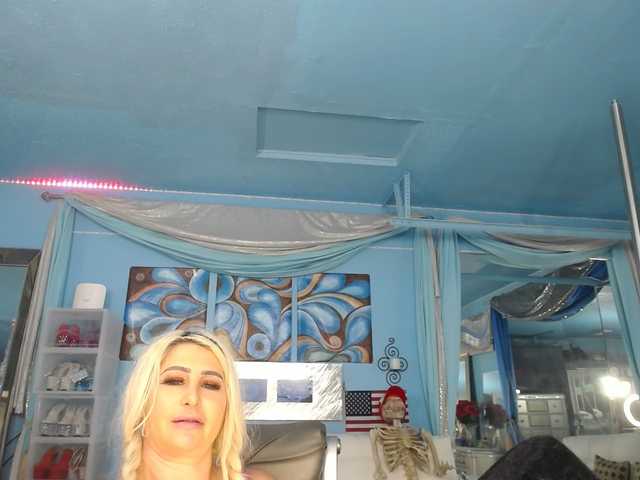 adrianna_fox cam belle