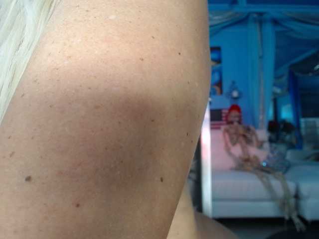 adrianna_fox's BongaCams show and profile