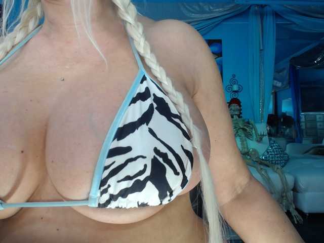 adrianna_fox's BongaCams show and profile
