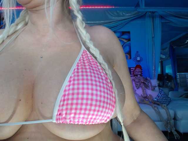 adrianna_fox's BongaCams show and profile