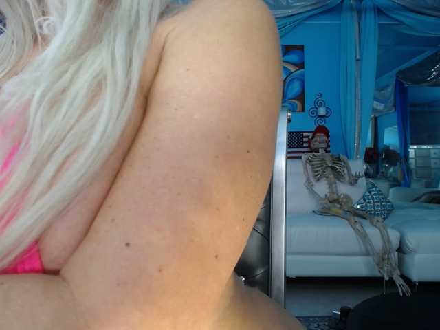 adrianna_fox's BongaCams show and profile