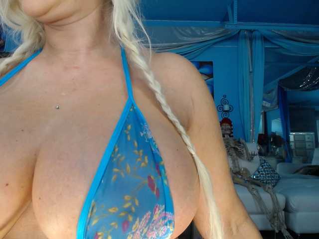 adrianna_fox's BongaCams show and profile