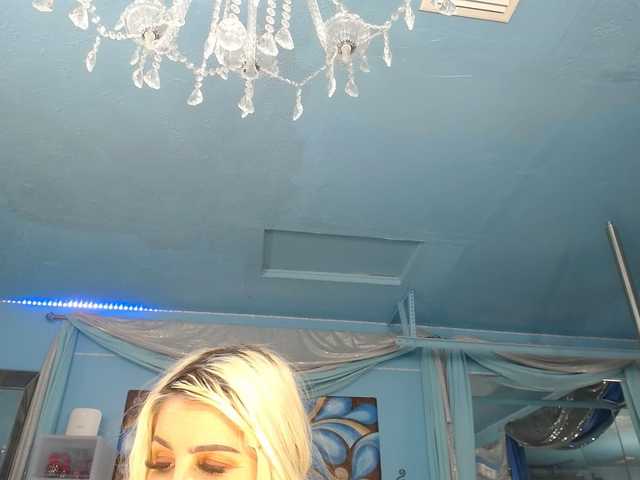 adrianna_fox's BongaCams show and profile