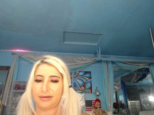 adrianna_fox's BongaCams show and profile