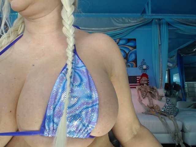 adrianna_fox's BongaCams show and profile