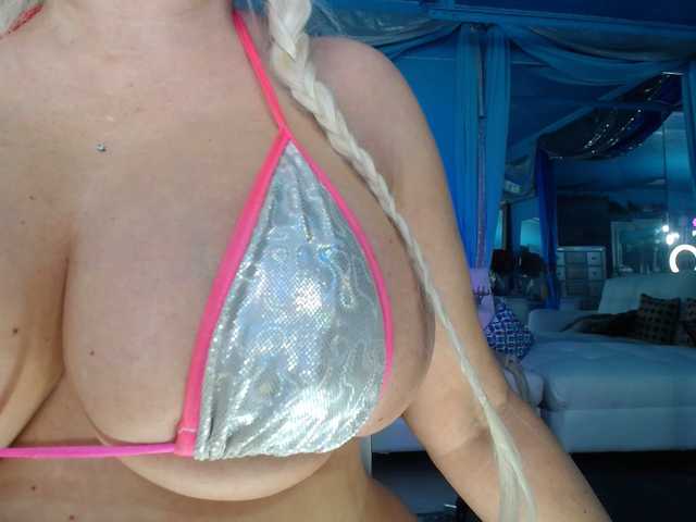 adrianna_fox's BongaCams show and profile