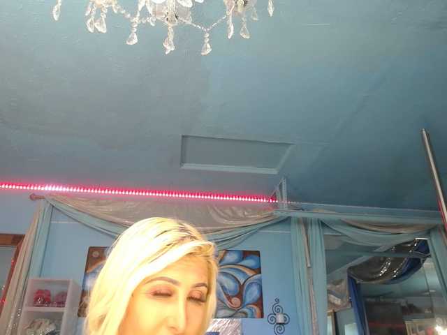 adrianna_fox's BongaCams show and profile